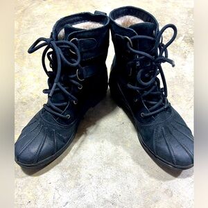 Women’s UGG Waterproof Boot size 9